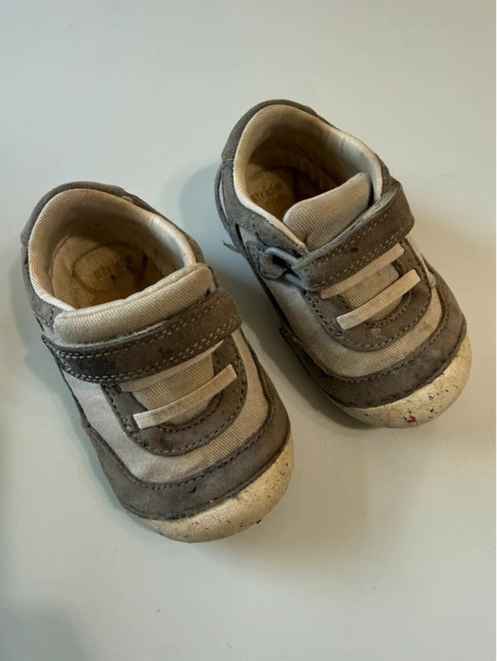 Stride Rite Boys' Gray and Cream Wide Fit Shoes Size 5 - Very Good Condition